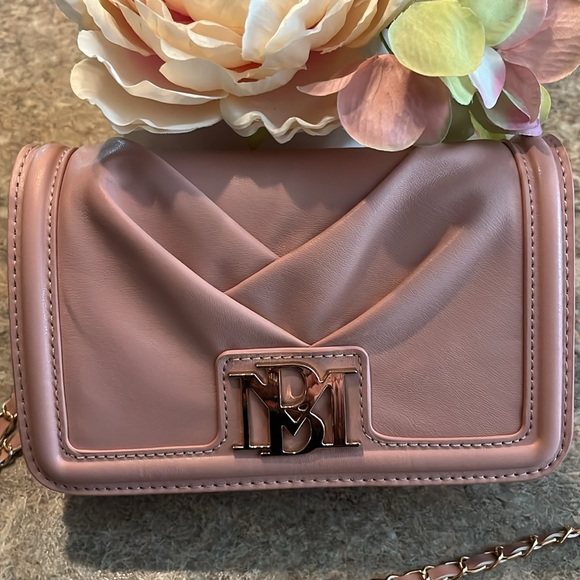 BADGLEY MISCHKA Gold Pleated Crossbody Bag in Blush Pink NWOT - Picture 3 of 10